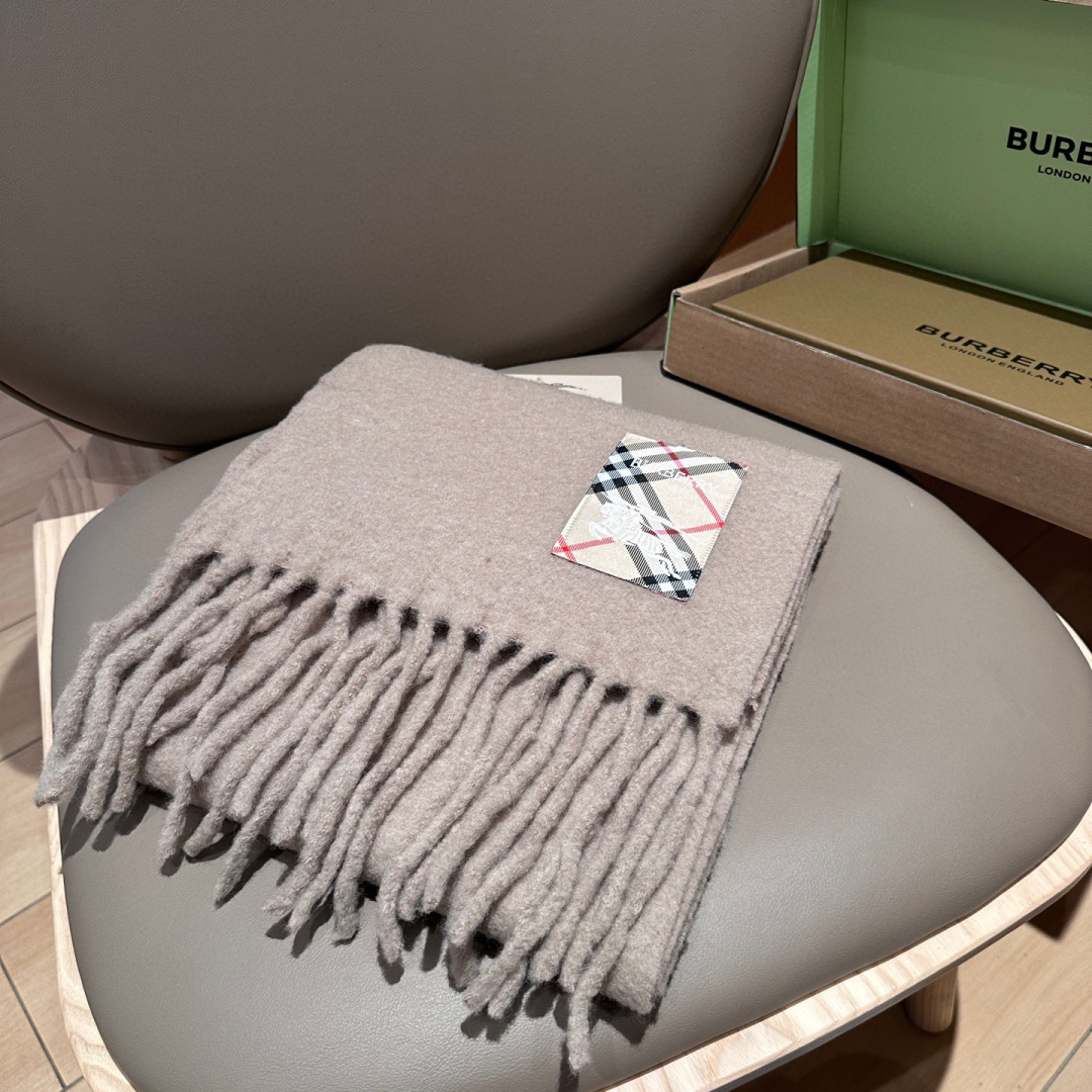 ▪❤️️巴宝莉超美新款马海毛围巾！超级推荐入手！】质感好货！主打的马海毛围巾~据说超难买哦！！打了好多次