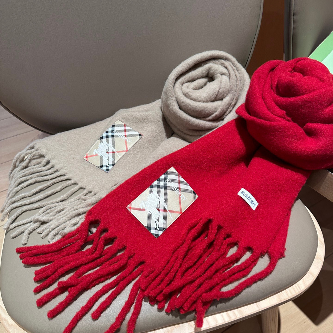 ▪❤️️巴宝莉超美新款马海毛围巾！超级推荐入手！】质感好货！主打的马海毛围巾~据说超难买哦！！打了好多次