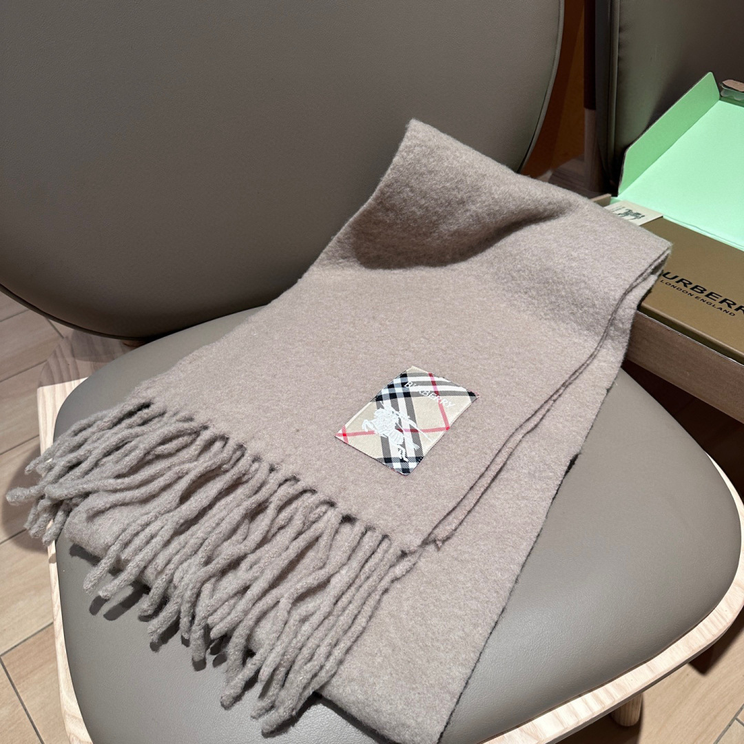 ▪❤️️巴宝莉超美新款马海毛围巾！超级推荐入手！】质感好货！主打的马海毛围巾~据说超难买哦！！打了好多次