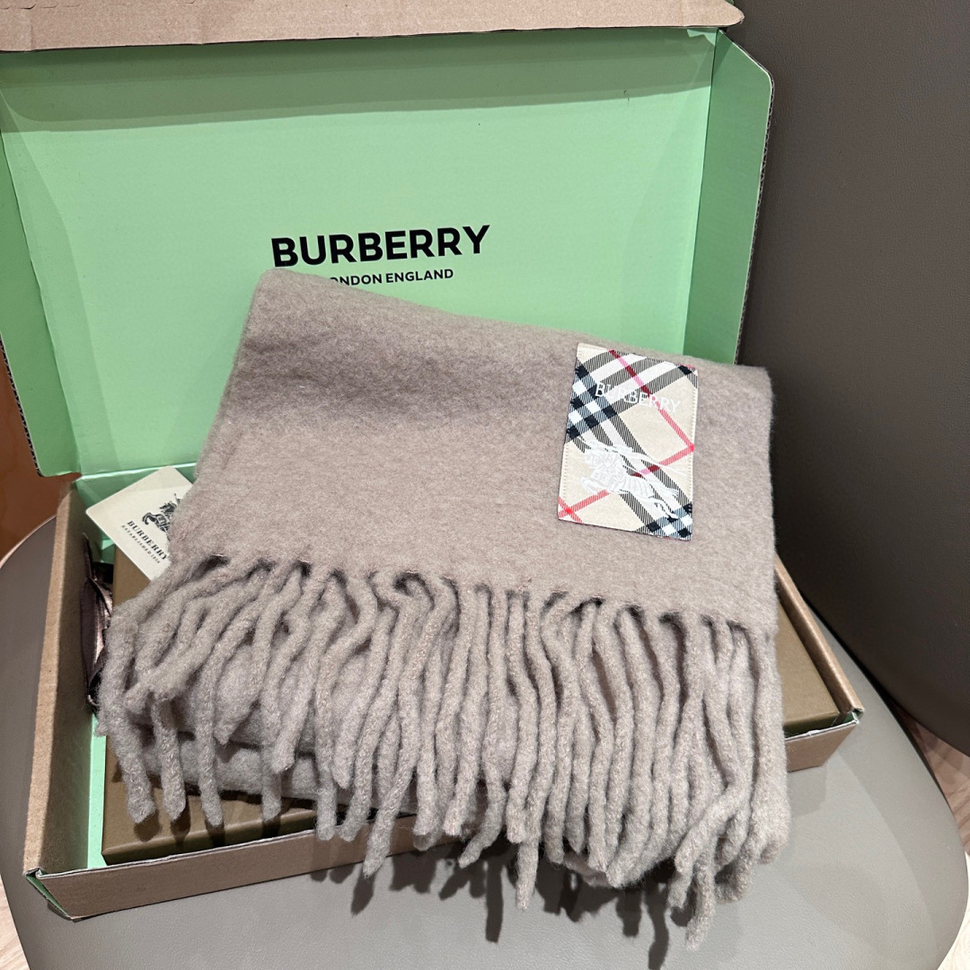 ▪❤️️巴宝莉超美新款马海毛围巾！超级推荐入手！】质感好货！主打的马海毛围巾~据说超难买哦！！打了好多次