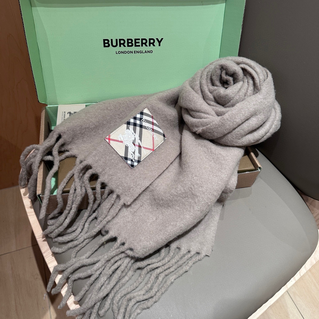 ▪❤️️巴宝莉超美新款马海毛围巾！超级推荐入手！】质感好货！主打的马海毛围巾~据说超难买哦！！打了好多次