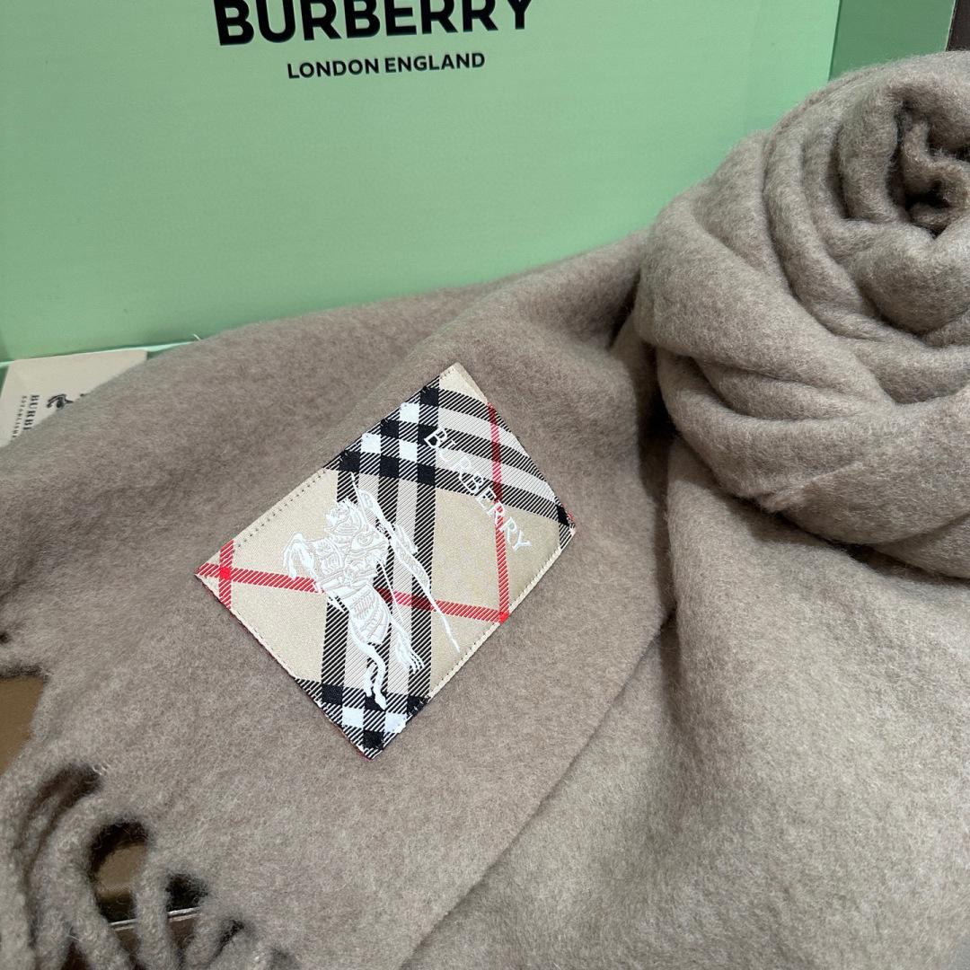 ▪❤️️巴宝莉超美新款马海毛围巾！超级推荐入手！】质感好货！主打的马海毛围巾~据说超难买哦！！打了好多次