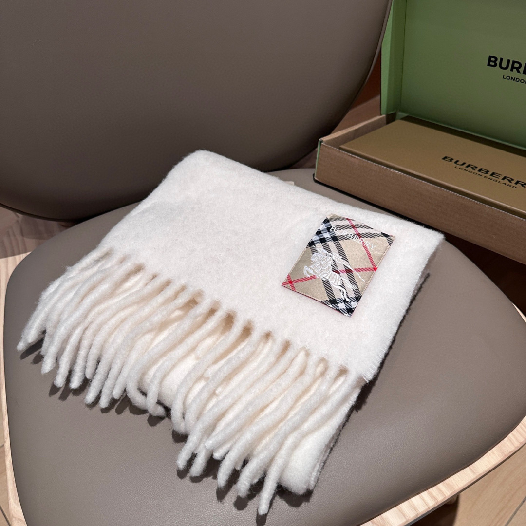 ▪❤️️巴宝莉超美新款马海毛围巾！超级推荐入手！】质感好货！主打的马海毛围巾~据说超难买哦！！打了好多次