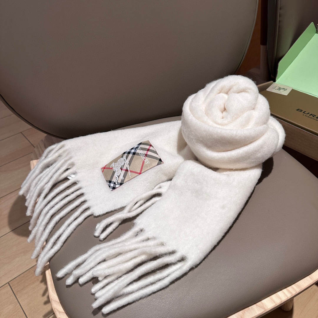 ▪❤️️巴宝莉超美新款马海毛围巾！超级推荐入手！】质感好货！主打的马海毛围巾~据说超难买哦！！打了好多次