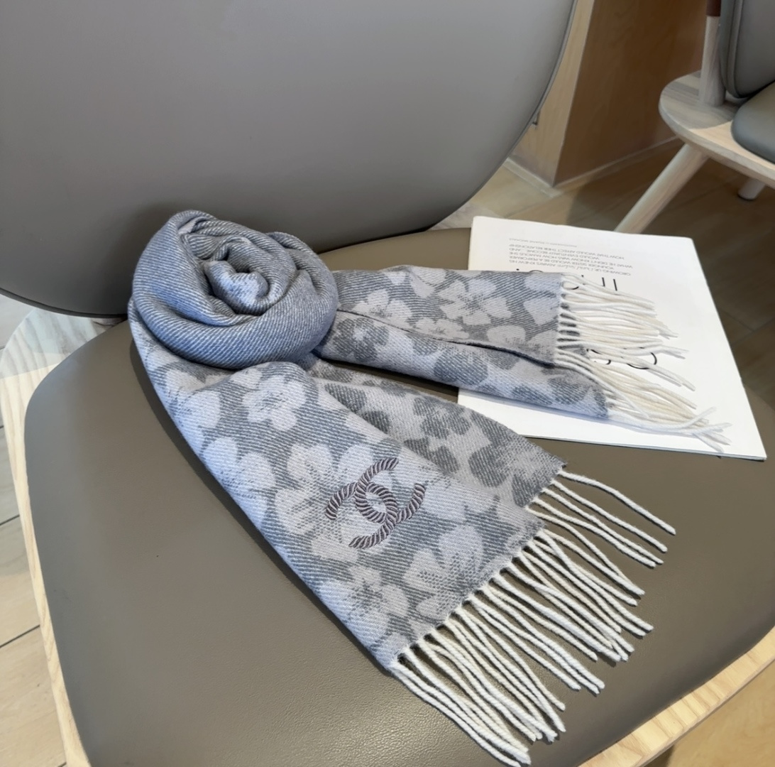 上新！2025秋冬香奈儿男女同款，同步，高端羊绒针织围巾！ 可正式，可随意，非常Classical的设计