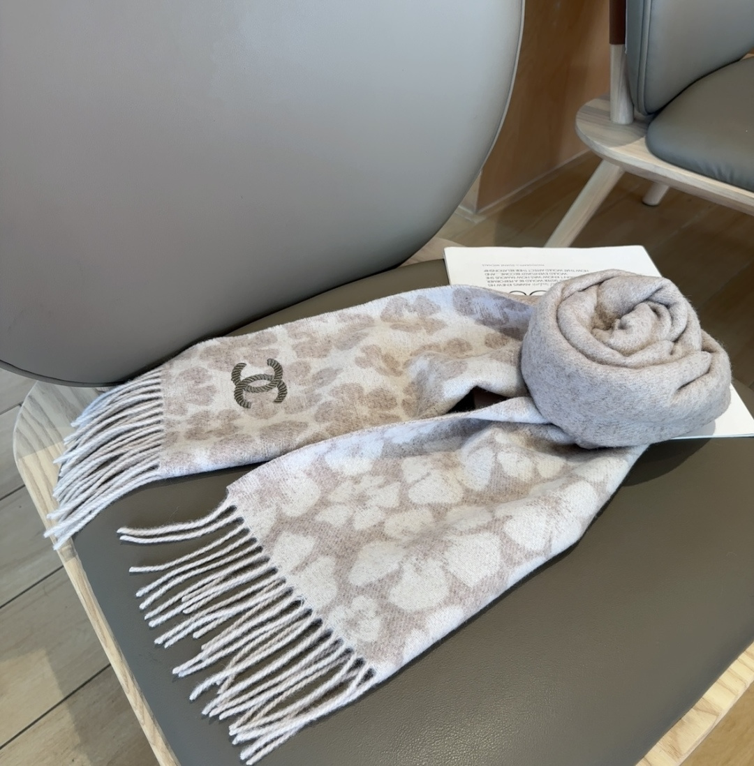 上新！2025秋冬香奈儿男女同款，同步，高端羊绒针织围巾！ 可正式，可随意，非常Classical的设计