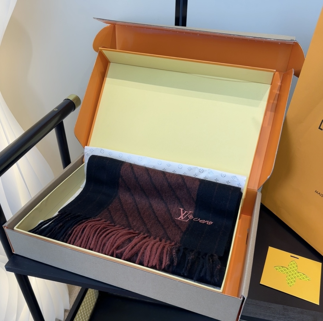 Lv围巾❗️好看的要疯掉了，太有型太有魅力了❗️❗️非常斯文时尚的秋冬单品！真的很喜欢，非常Classi