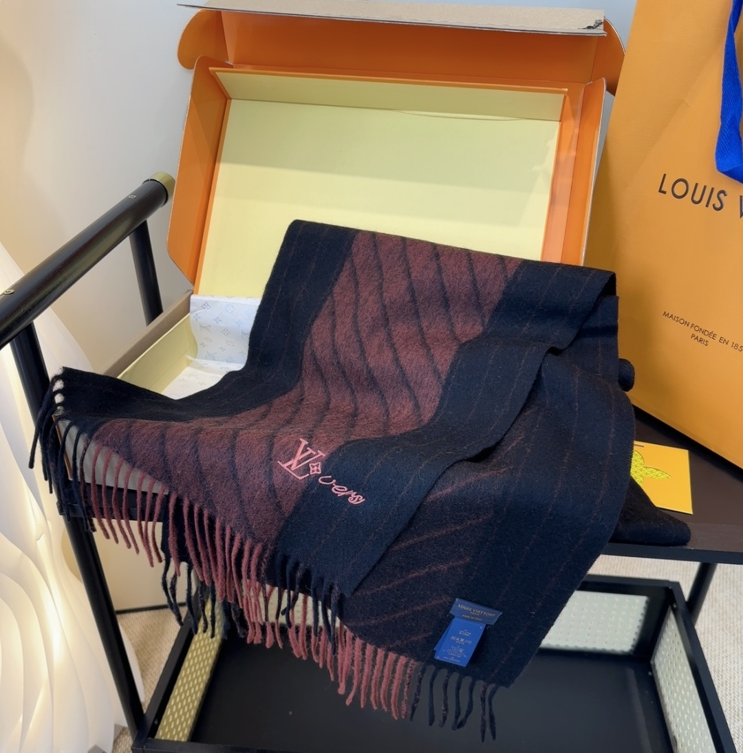 Lv围巾❗️好看的要疯掉了，太有型太有魅力了❗️❗️非常斯文时尚的秋冬单品！真的很喜欢，非常Classi