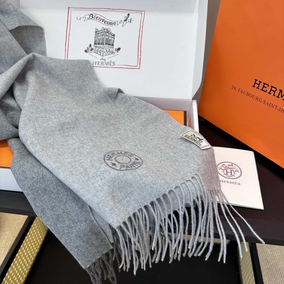 2025年Hermes · 爱马仕，难得一见的温柔配色，低调又不失优雅❗️】重点推荐❗️双边配色，一条围