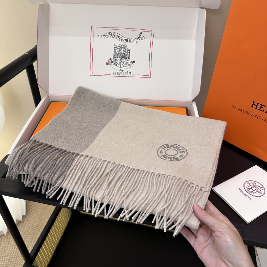 2025年Hermes · 爱马仕，难得一见的温柔配色，低调又不失优雅❗️】重点推荐❗️双边配色，一条围