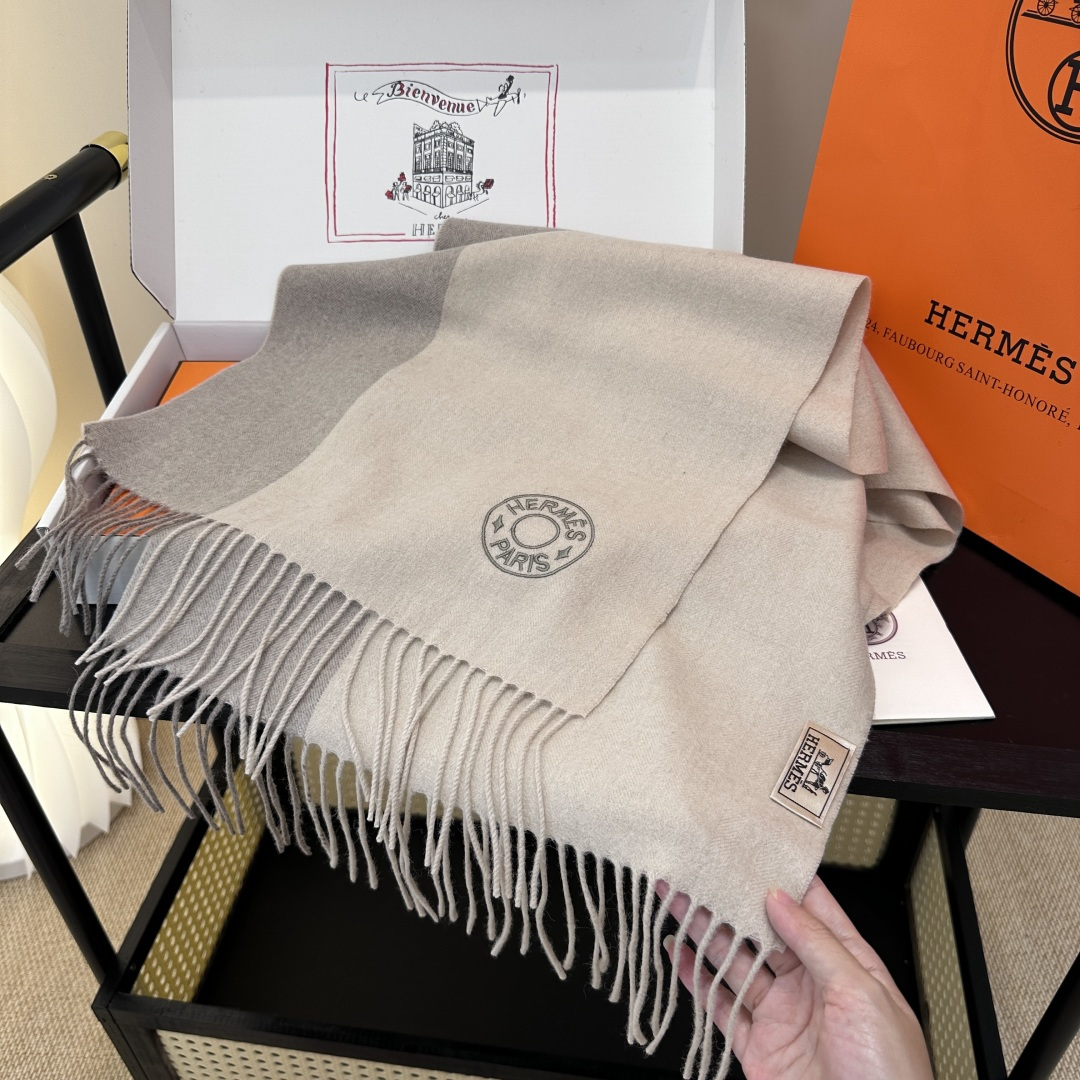 2025年Hermes · 爱马仕，难得一见的温柔配色，低调又不失优雅❗️】重点推荐❗️双边配色，一条围