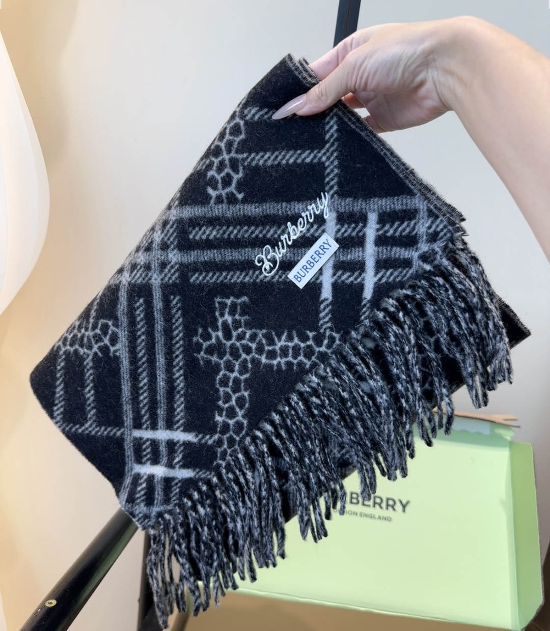 Burberry · 巴宝莉围巾❗️好看的要疯掉了，太有型太有魅力了❗️❗️非常斯文时尚的秋冬单品！真的