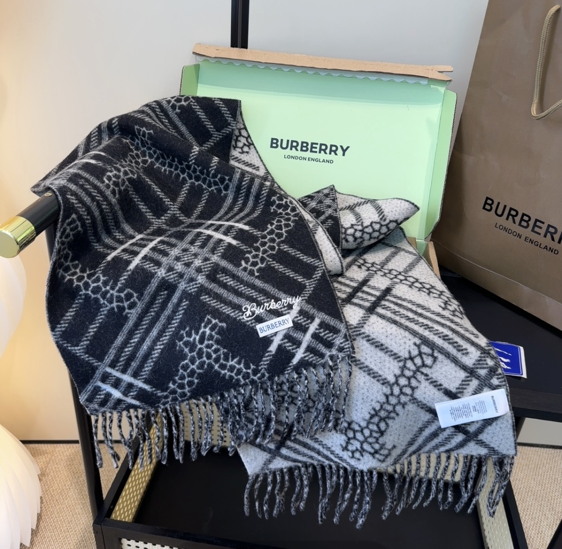 Burberry · 巴宝莉围巾❗️好看的要疯掉了，太有型太有魅力了❗️❗️非常斯文时尚的秋冬单品！真的