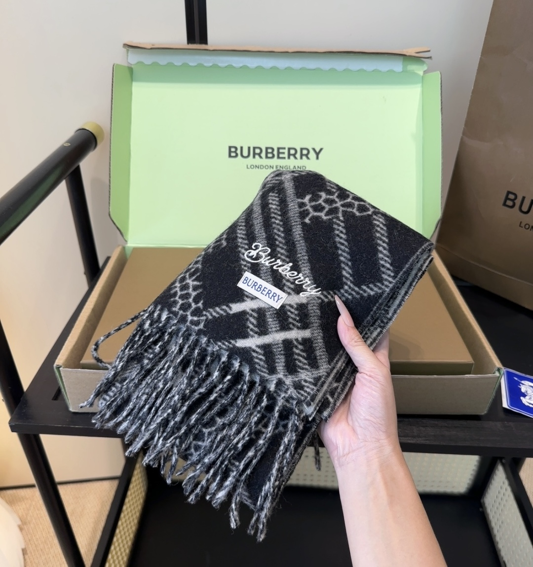 Burberry · 巴宝莉围巾❗️好看的要疯掉了，太有型太有魅力了❗️❗️非常斯文时尚的秋冬单品！真的