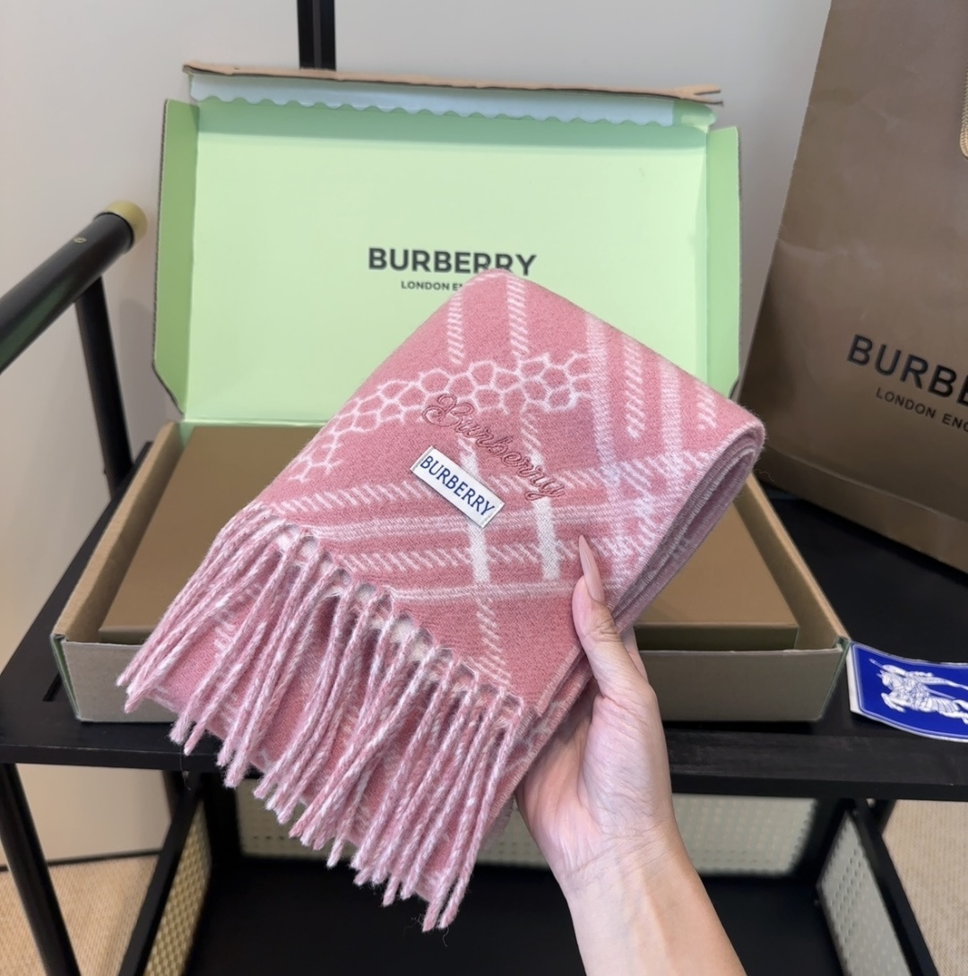 Burberry · 巴宝莉围巾❗️好看的要疯掉了，太有型太有魅力了❗️❗️非常斯文时尚的秋冬单品！真的