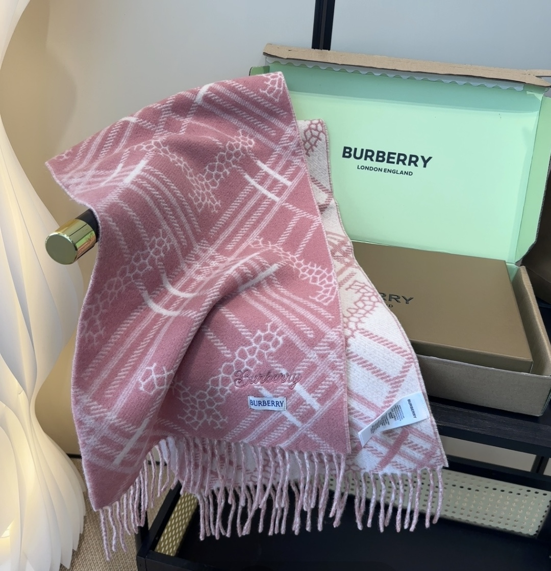 Burberry · 巴宝莉围巾❗️好看的要疯掉了，太有型太有魅力了❗️❗️非常斯文时尚的秋冬单品！真的