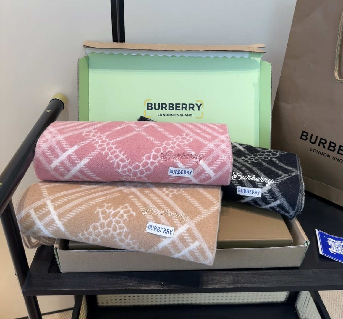Burberry · 巴宝莉围巾❗️好看的要疯掉了，太有型太有魅力了❗️❗️非常斯文时尚的秋冬单品！真的