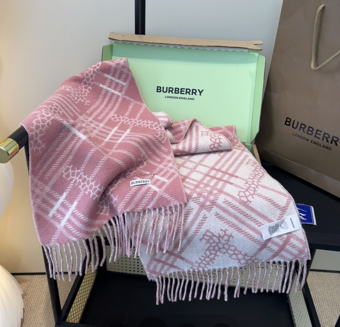 Burberry · 巴宝莉围巾❗️好看的要疯掉了，太有型太有魅力了❗️❗️非常斯文时尚的秋冬单品！真的