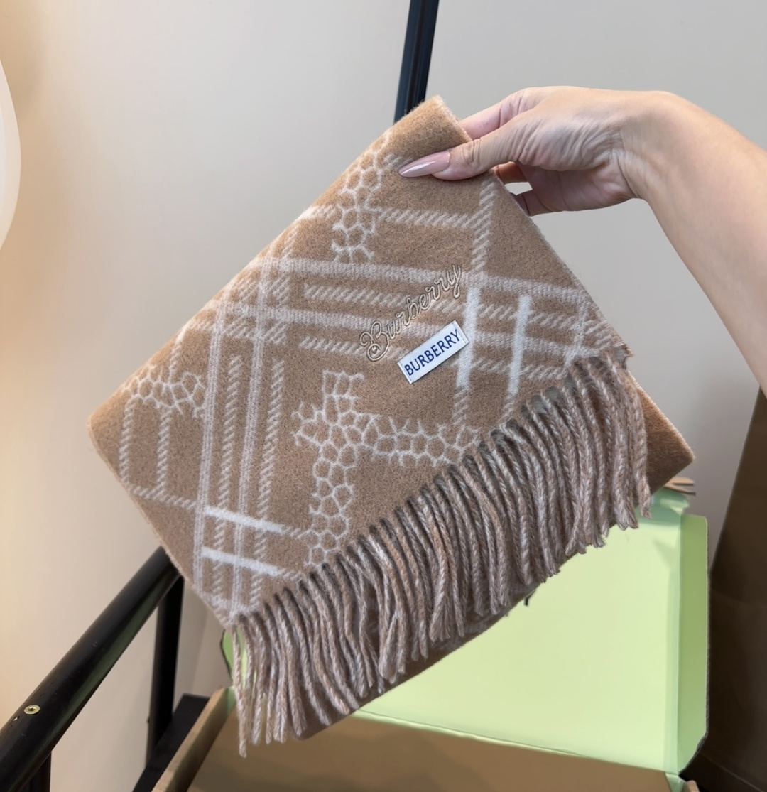 Burberry · 巴宝莉围巾❗️好看的要疯掉了，太有型太有魅力了❗️❗️非常斯文时尚的秋冬单品！真的