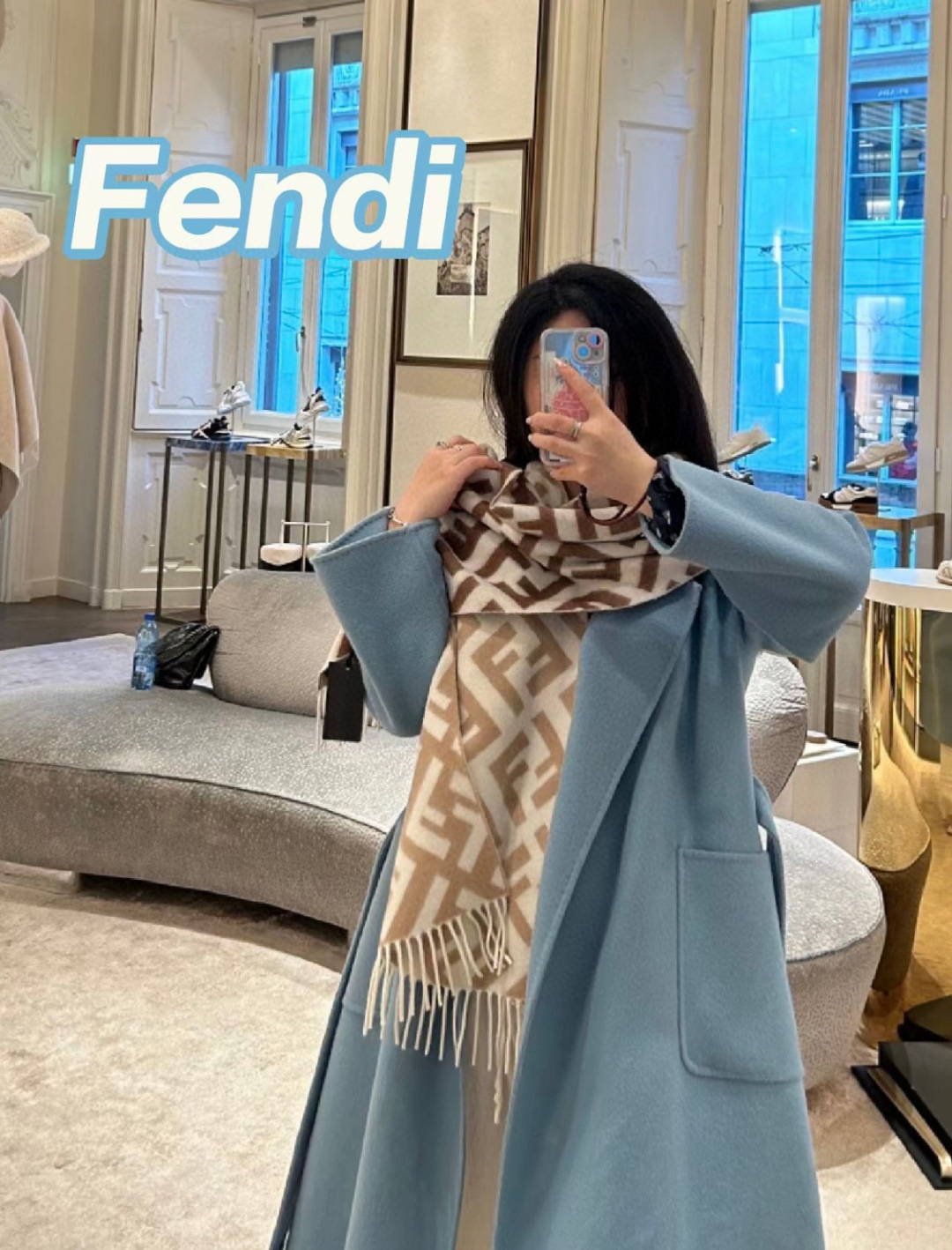 Fendi老花渐变双面羊绒围巾，柔软细腻的双面风格，FF经典提花渐变；柔软的羊毛和羊绒材质。来自Stef