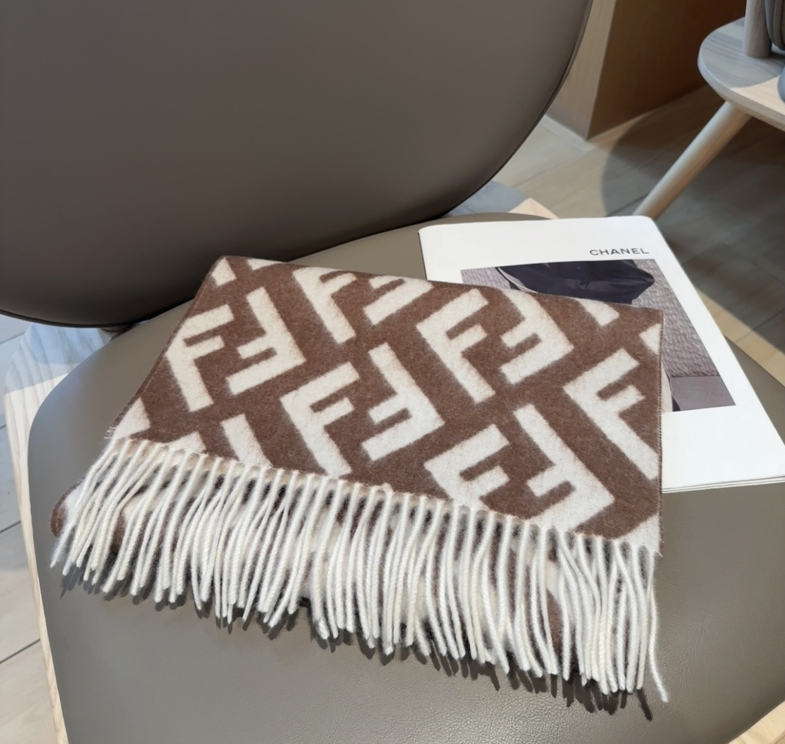 Fendi老花渐变双面羊绒围巾，柔软细腻的双面风格，FF经典提花渐变；柔软的羊毛和羊绒材质。来自Stef