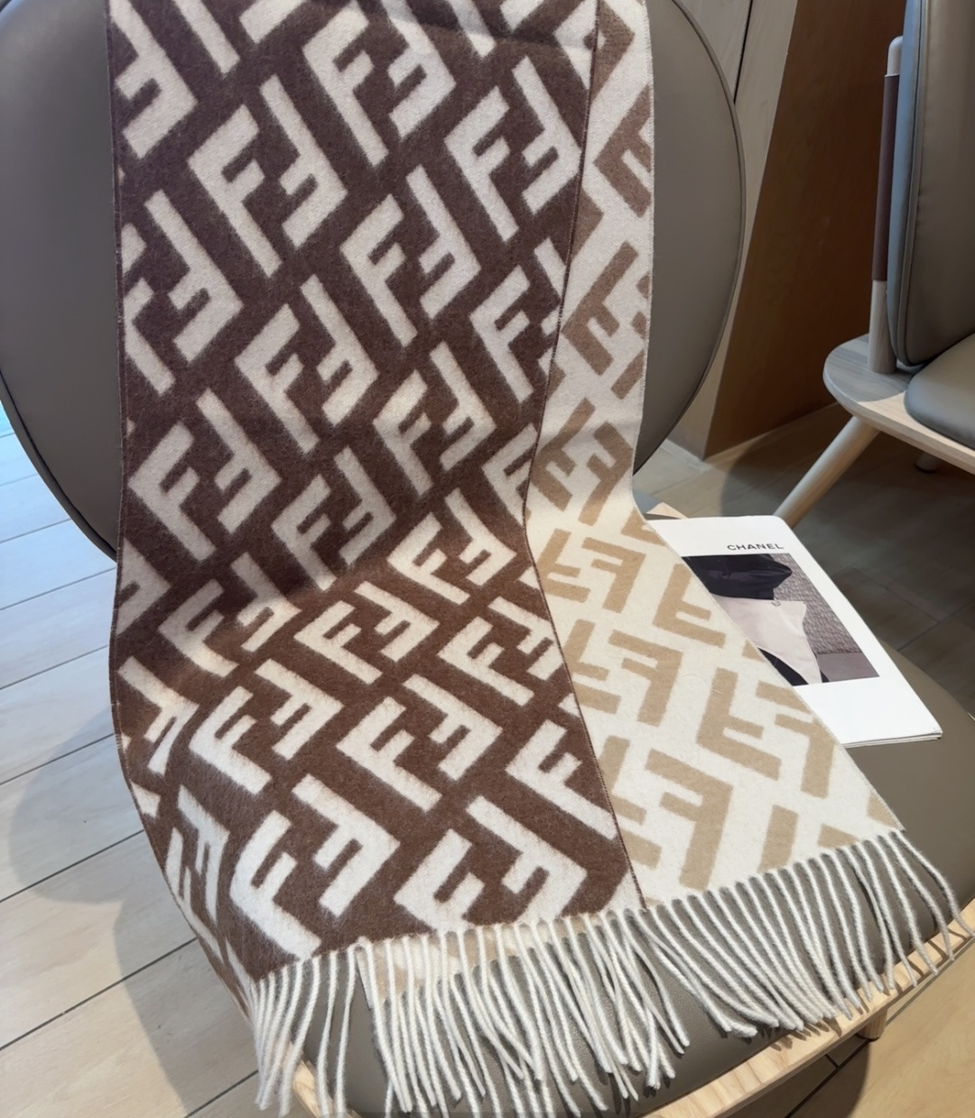 Fendi老花渐变双面羊绒围巾，柔软细腻的双面风格，FF经典提花渐变；柔软的羊毛和羊绒材质。来自Stef