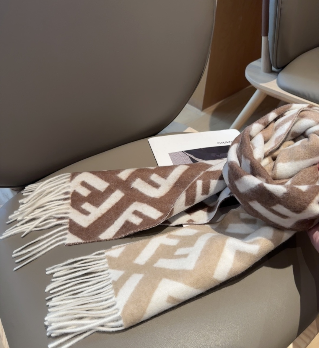 Fendi老花渐变双面羊绒围巾，柔软细腻的双面风格，FF经典提花渐变；柔软的羊毛和羊绒材质。来自Stef