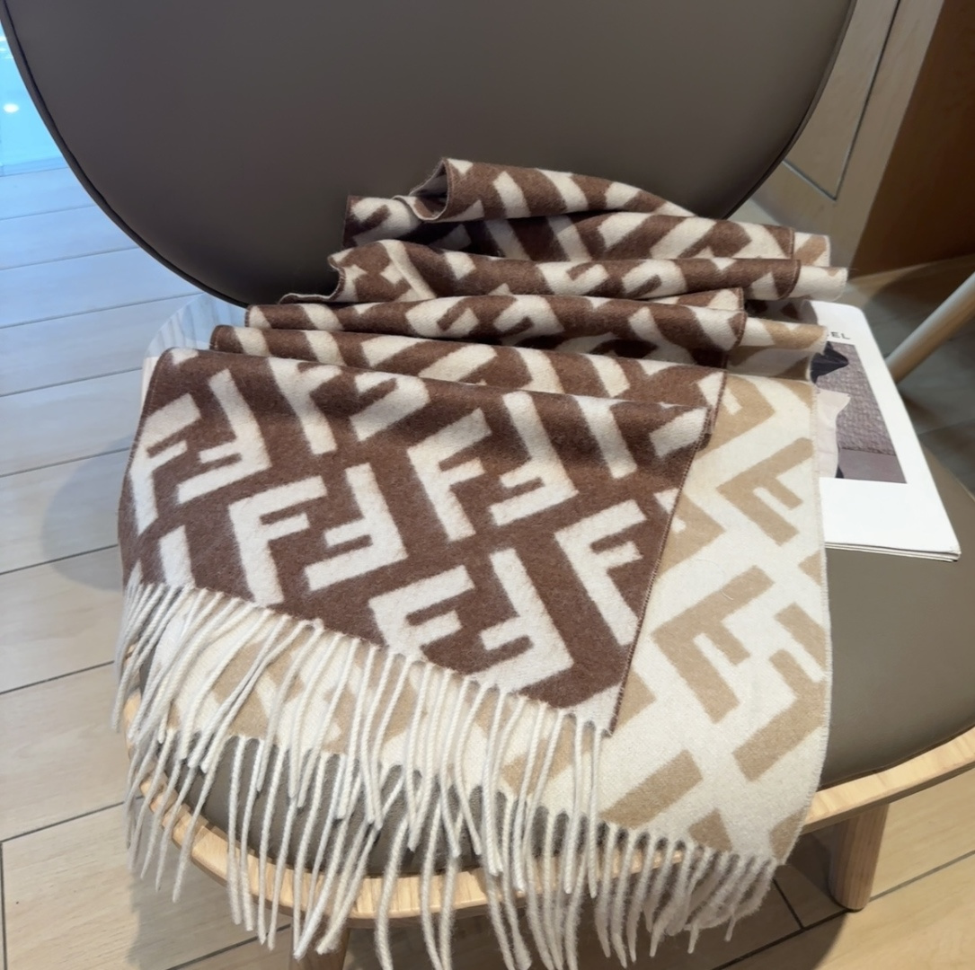 Fendi老花渐变双面羊绒围巾，柔软细腻的双面风格，FF经典提花渐变；柔软的羊毛和羊绒材质。来自Stef