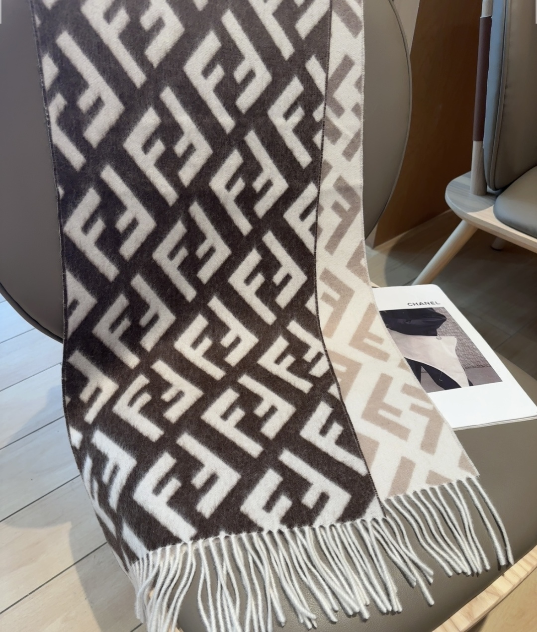 Fendi老花渐变双面羊绒围巾，柔软细腻的双面风格，FF经典提花渐变；柔软的羊毛和羊绒材质。来自Stef