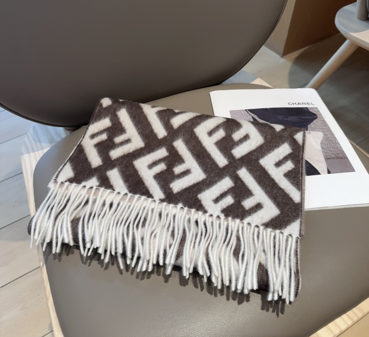Fendi老花渐变双面羊绒围巾，柔软细腻的双面风格，FF经典提花渐变；柔软的羊毛和羊绒材质。来自Stef