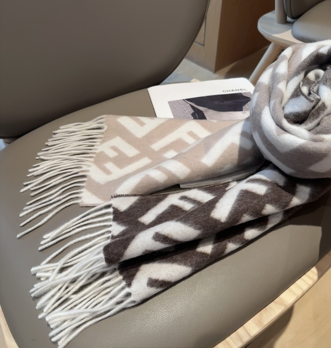 Fendi老花渐变双面羊绒围巾，柔软细腻的双面风格，FF经典提花渐变；柔软的羊毛和羊绒材质。来自Stef