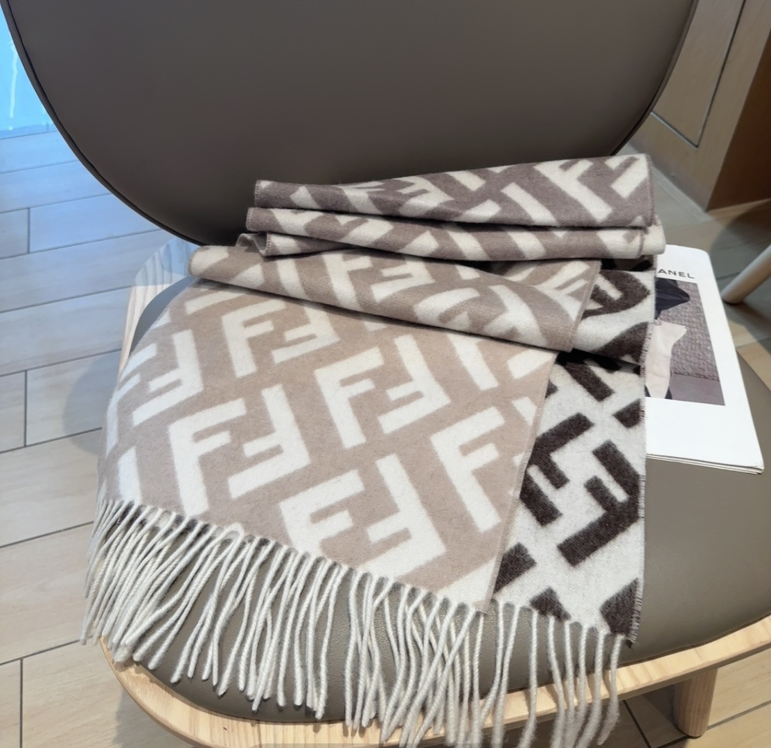 Fendi老花渐变双面羊绒围巾，柔软细腻的双面风格，FF经典提花渐变；柔软的羊毛和羊绒材质。来自Stef