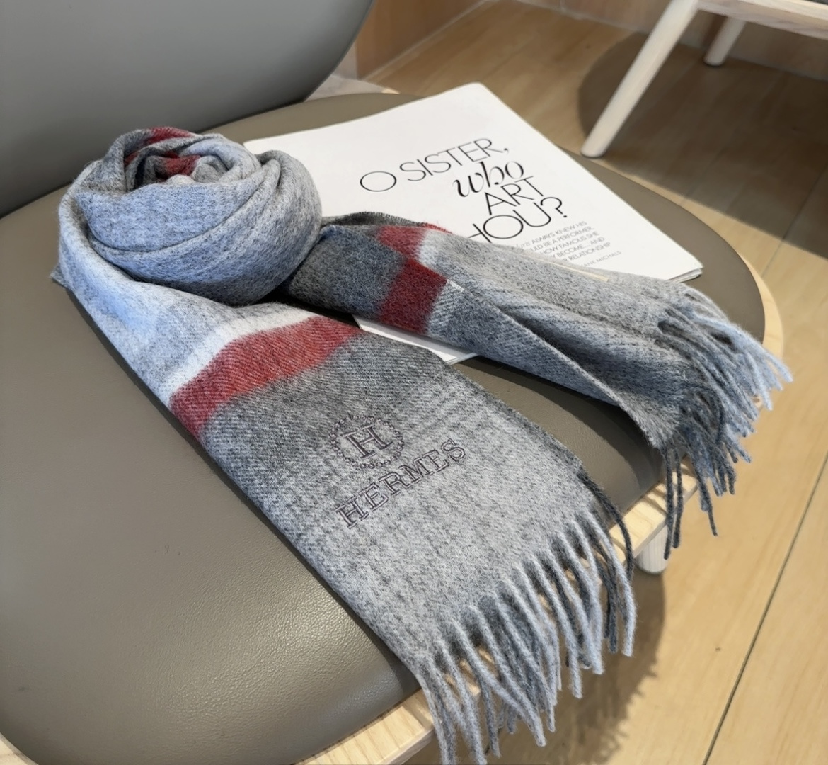 上新！2025年Hermes · 爱马仕，大H难得一见的温柔配色，低调又不失优雅❗️】一条围巾两种风格搭