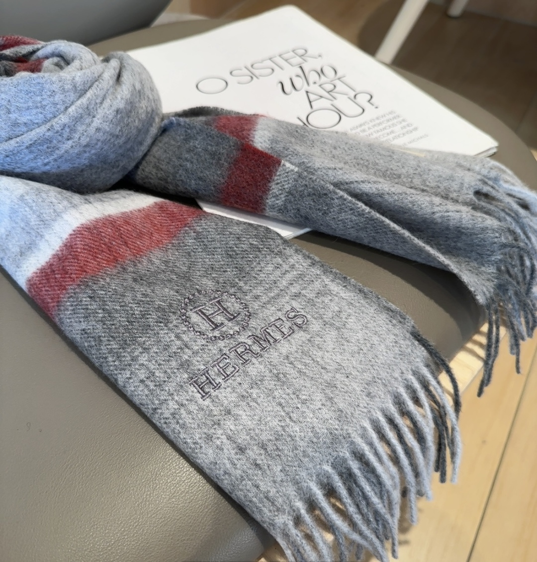 上新！2025年Hermes · 爱马仕，大H难得一见的温柔配色，低调又不失优雅❗️】一条围巾两种风格搭