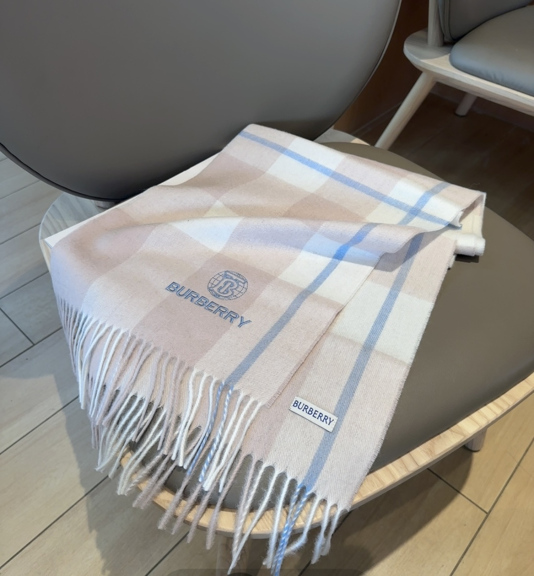 Burberry · 巴宝莉格子围巾❗️好看的要疯掉了，太有型太有魅力了❗️❗️非常斯文时尚的秋冬单品！
