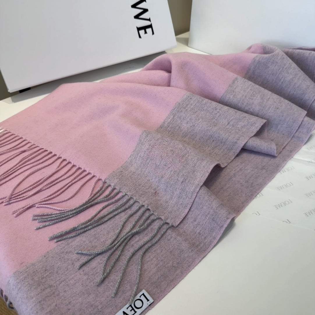 【▪Loewe · 罗意威难得一见的温柔配色，低调又不失优雅❗】重点推荐❗双面配色，一条围巾两种风格搭配