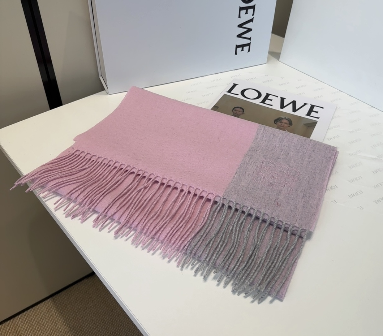 【▪Loewe · 罗意威难得一见的温柔配色，低调又不失优雅❗】重点推荐❗双面配色，一条围巾两种风格搭配