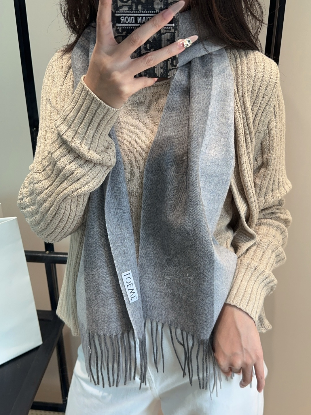 【▪Loewe · 罗意威难得一见的温柔配色，低调又不失优雅❗】重点推荐❗双面配色，一条围巾两种风格搭配