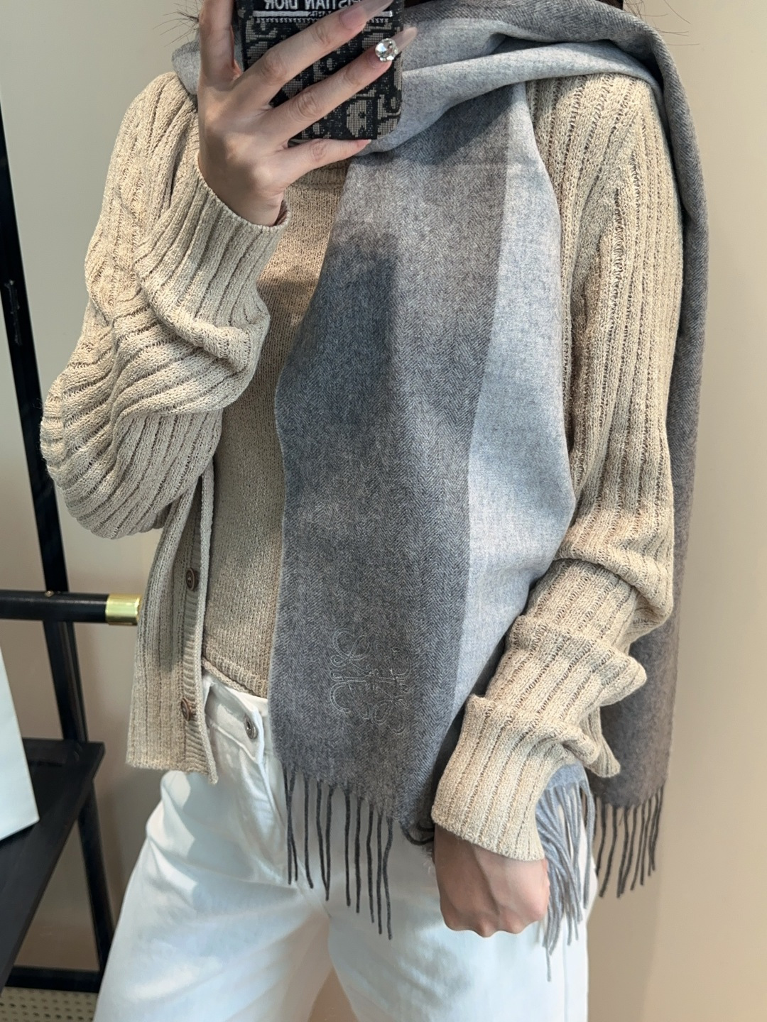 【▪Loewe · 罗意威难得一见的温柔配色，低调又不失优雅❗】重点推荐❗双面配色，一条围巾两种风格搭配