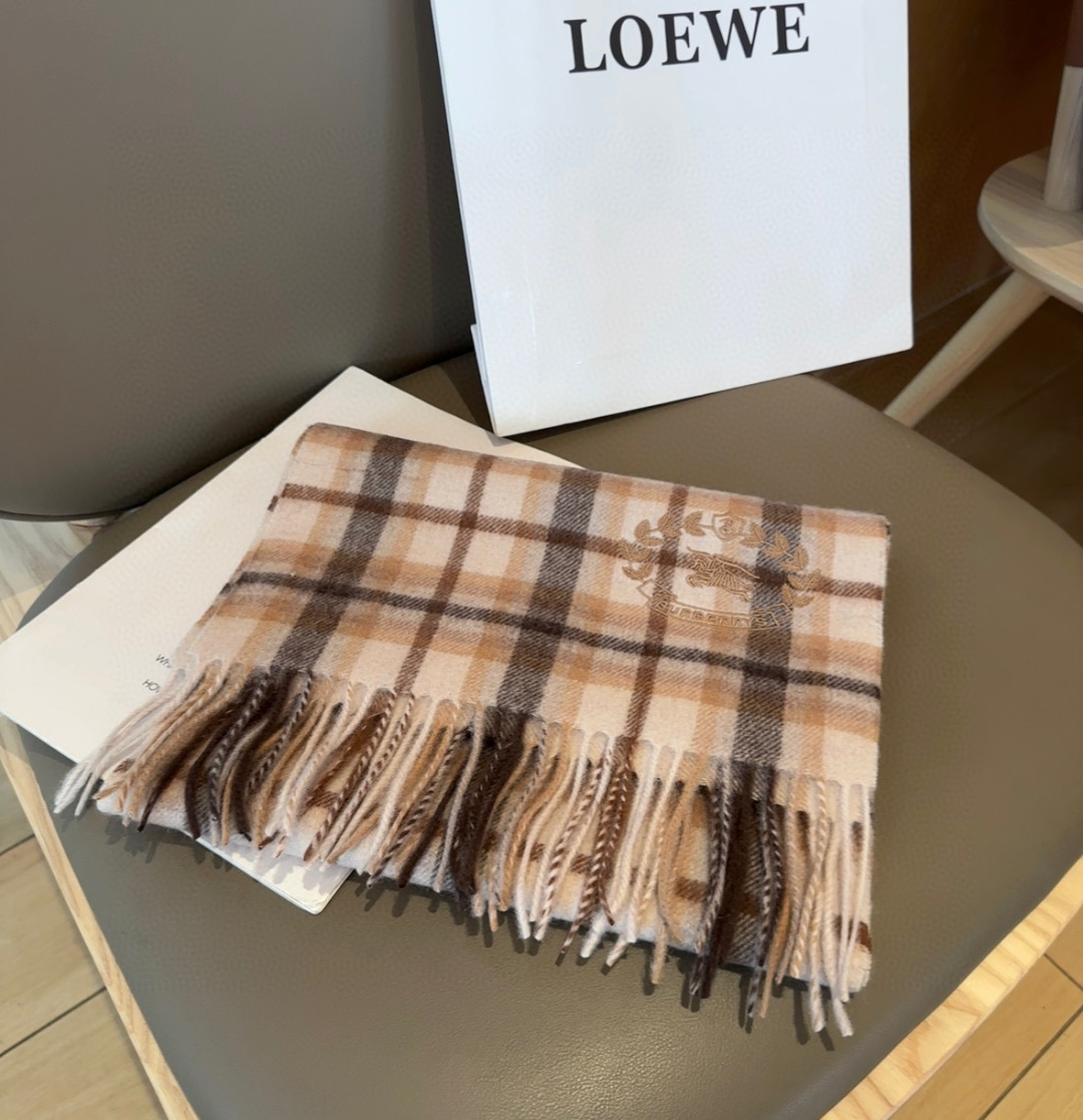 Burberry · 巴宝莉格子围巾❗️好看的要疯掉了，太有型太有魅力了❗️❗️非常斯文时尚的秋冬单品！