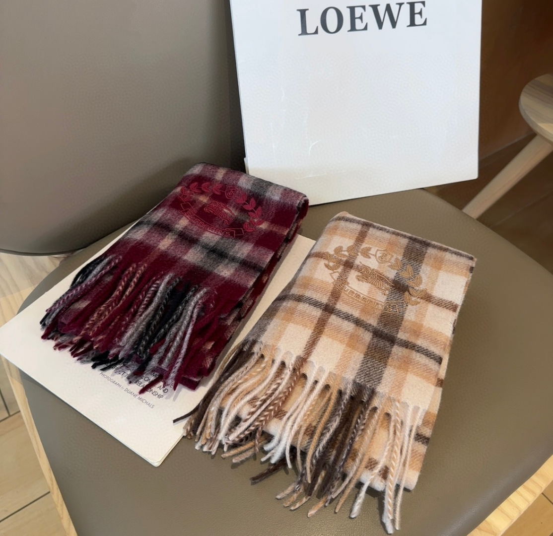 Burberry · 巴宝莉格子围巾❗️好看的要疯掉了，太有型太有魅力了❗️❗️非常斯文时尚的秋冬单品！