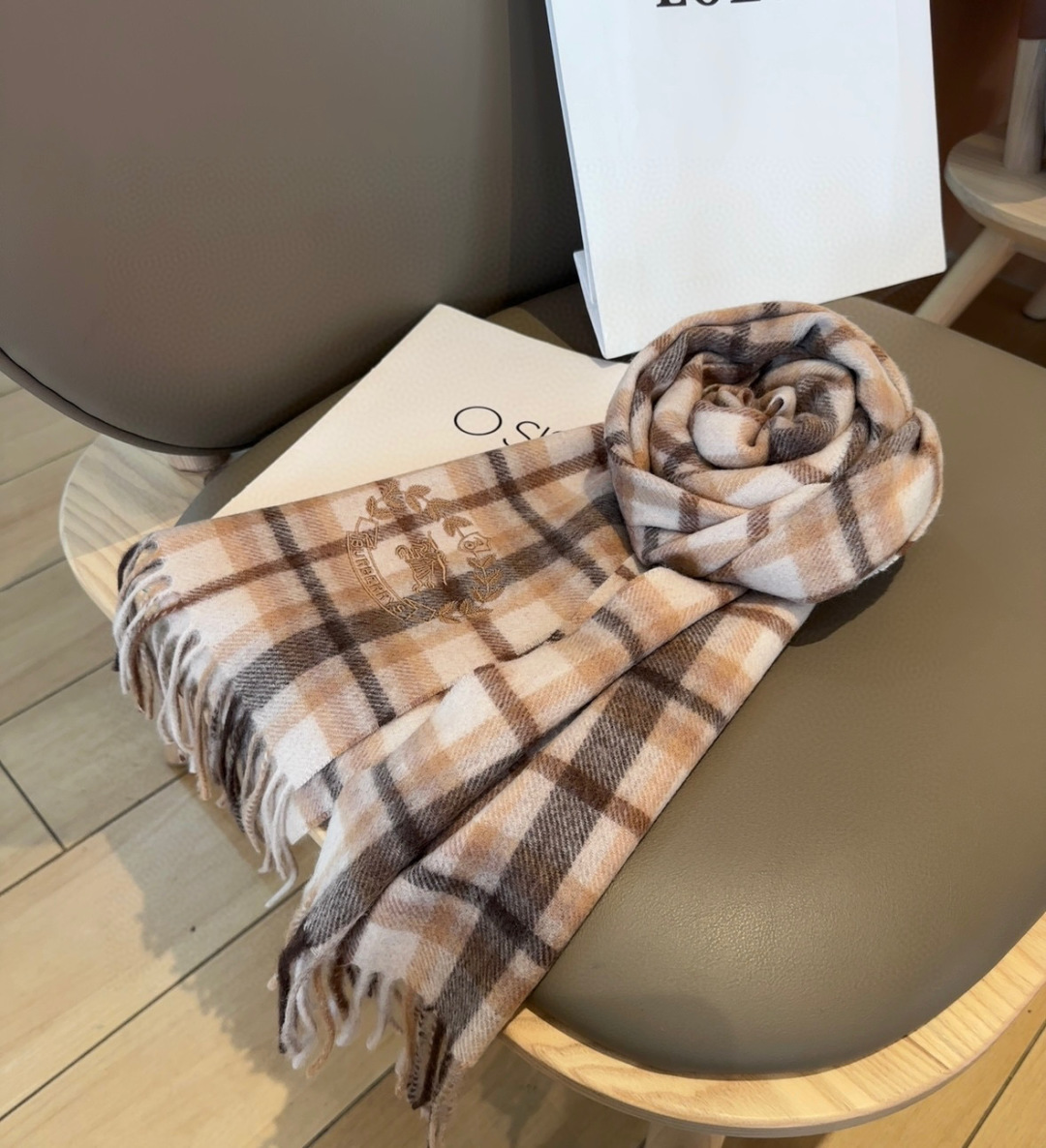 Burberry · 巴宝莉格子围巾❗️好看的要疯掉了，太有型太有魅力了❗️❗️非常斯文时尚的秋冬单品！