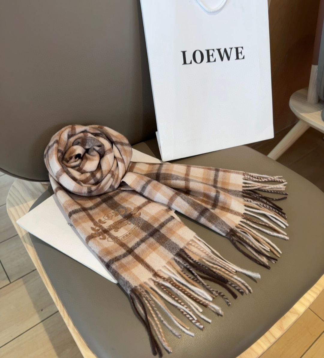 Burberry · 巴宝莉格子围巾❗️好看的要疯掉了，太有型太有魅力了❗️❗️非常斯文时尚的秋冬单品！