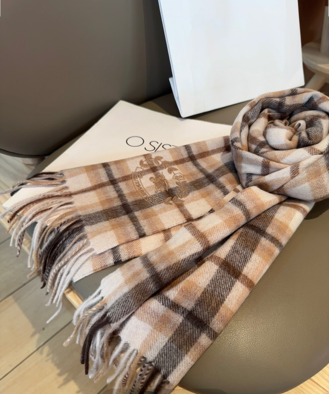 Burberry · 巴宝莉格子围巾❗️好看的要疯掉了，太有型太有魅力了❗️❗️非常斯文时尚的秋冬单品！