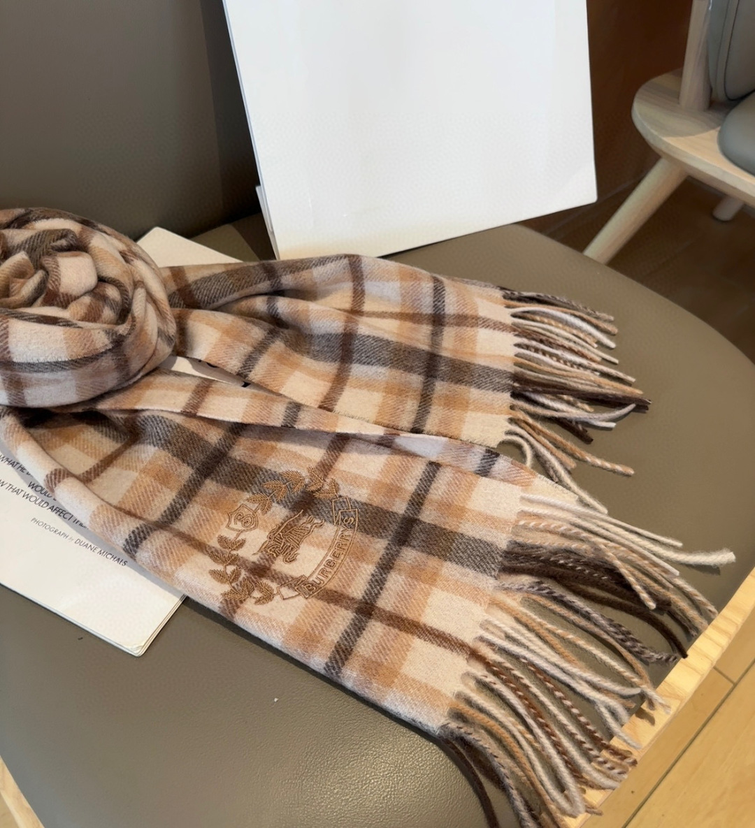 Burberry · 巴宝莉格子围巾❗️好看的要疯掉了，太有型太有魅力了❗️❗️非常斯文时尚的秋冬单品！
