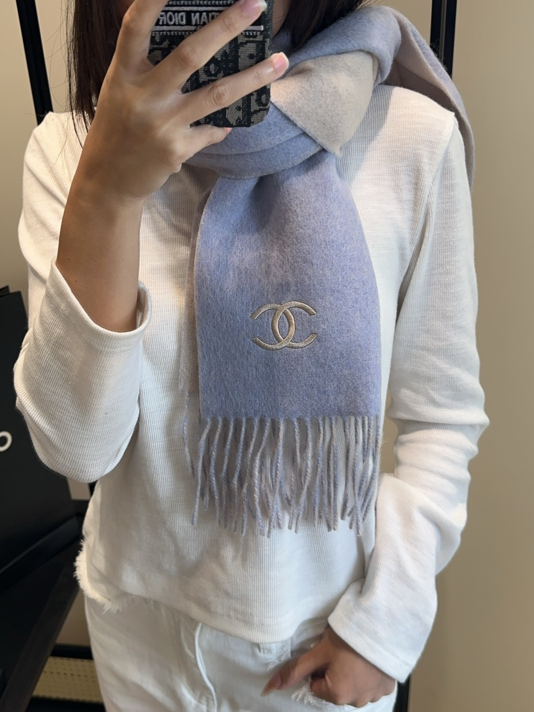 NO:574254,[Chanel · Chanel's rare gentle color matching, super obsessed with temperament, low-key, quiet and elegant] High-end, comfortable and fashionable temperament, simple but not simple, full of big-name style, Super Amway Grandma, this soft scarf that touches the heart, is the finishing touch without losing beauty, the pursuit of successful people, the color is definitely a bit unique and fairy-like, the absolute choice for couples, the color is elegant, not enchanting Specifications 35 x  180cm high version scarf, high version scarf, chanel, chanel19860909【Chanel · 香奈儿难得一见的温柔配色,超级迷恋气质低调恬静又不失优雅】重点推荐高级舒适时髦气质,简约却又不简单,大牌范十足,超级安利香奶奶这款触动内心的柔美围巾,点睛之笔确又不失美感,成功人士的追求,色彩绝对有点独有的仙气,绝对的情侣款不二之选,颜色淡雅,不妖娆规格35 x 180cm高版本围巾,高版本围巾,chanel,chanel,scarf