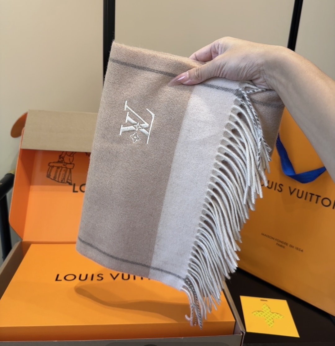 Lv围巾❗️好看的要疯掉了，太有型太有魅力了❗️❗️非常斯文时尚的秋冬单品！真的很喜欢，非常Classi