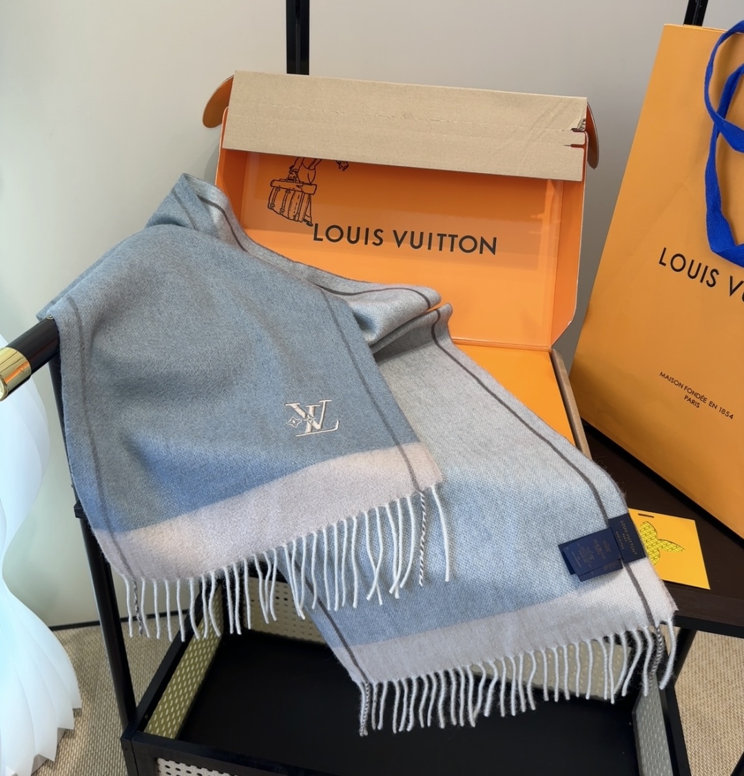 Lv围巾❗️好看的要疯掉了，太有型太有魅力了❗️❗️非常斯文时尚的秋冬单品！真的很喜欢，非常Classi