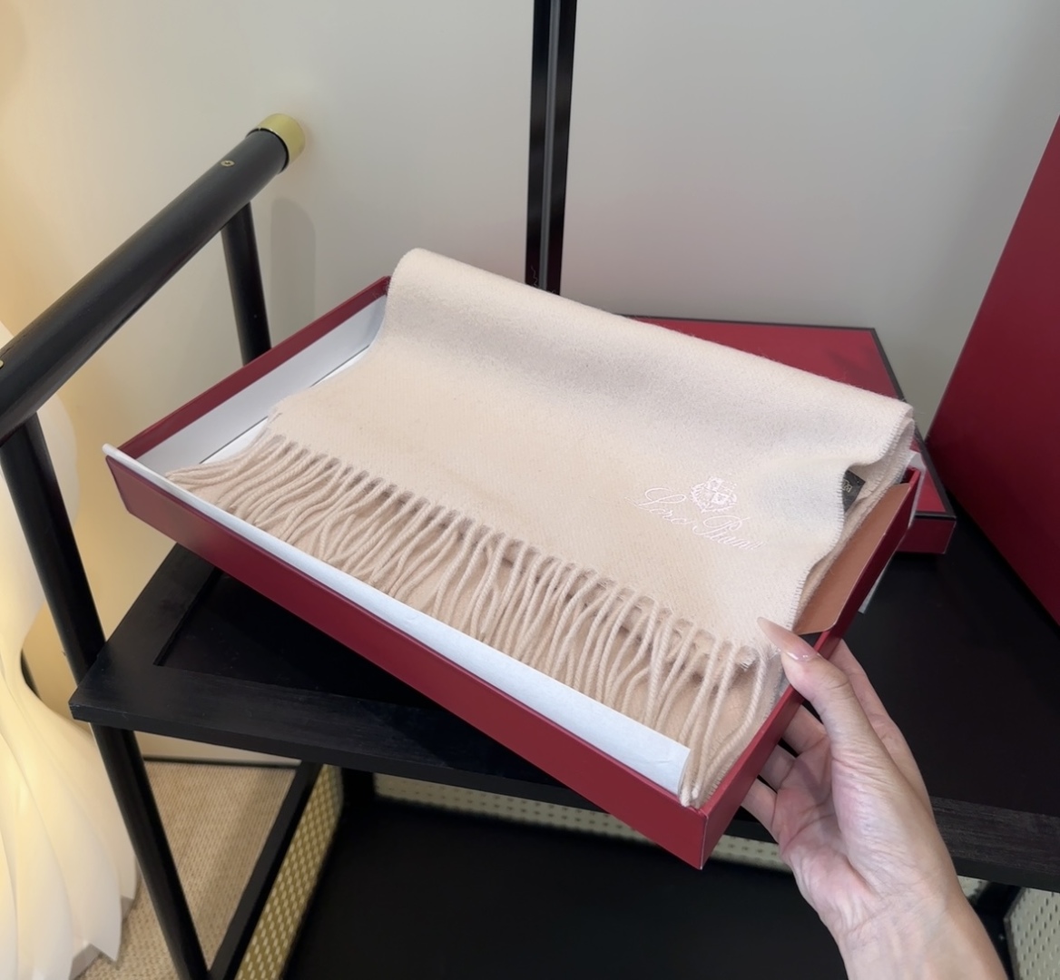 🆕Loro Piana · 【贸易公司尾单，极品山羊绒围巾披肩】送人自留都太高大上了😍重磅上新，爆款爆款