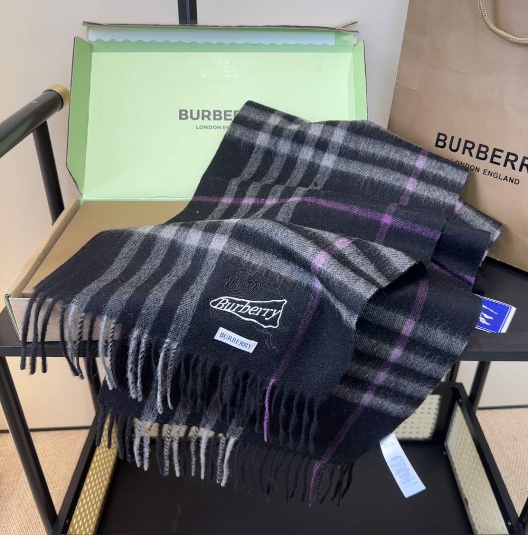 Burberry · 巴宝莉格子围巾❗️好看的要疯掉了，太有型太有魅力了❗️❗️非常斯文时尚的秋冬单品！